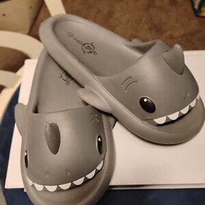 🦈 Cute Shark Slide Slippers – Women’s Size 7 – Soft, Cozy & Fun